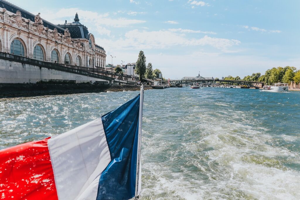 Scène sur un bateau avec un drapeau français – symbole d’arrivée et d’intégration en France