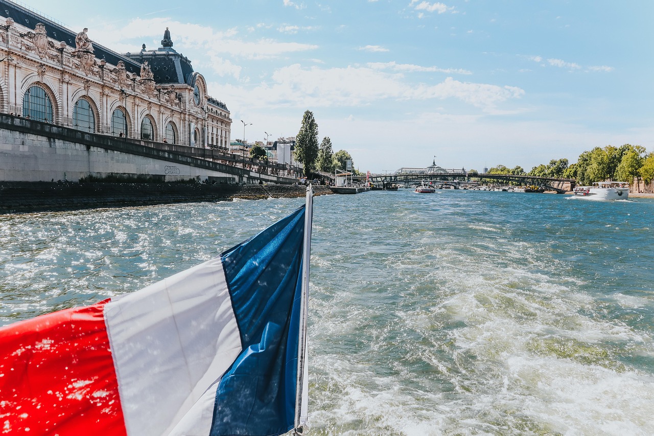 Scène sur un bateau avec un drapeau français – symbole d’arrivée et d’intégration en France