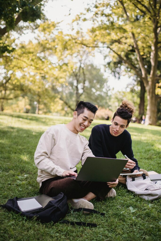 deux étudiants regardent une série en français